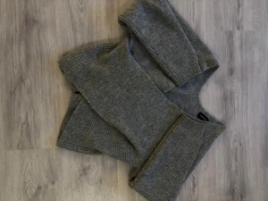 Grå stickad tröja från Even&Odd - Mysig grå stickad tröja från Even&Odd med bred ribbad struktur och v-ringad hals. Tröjan har långärmade och en loose passform.