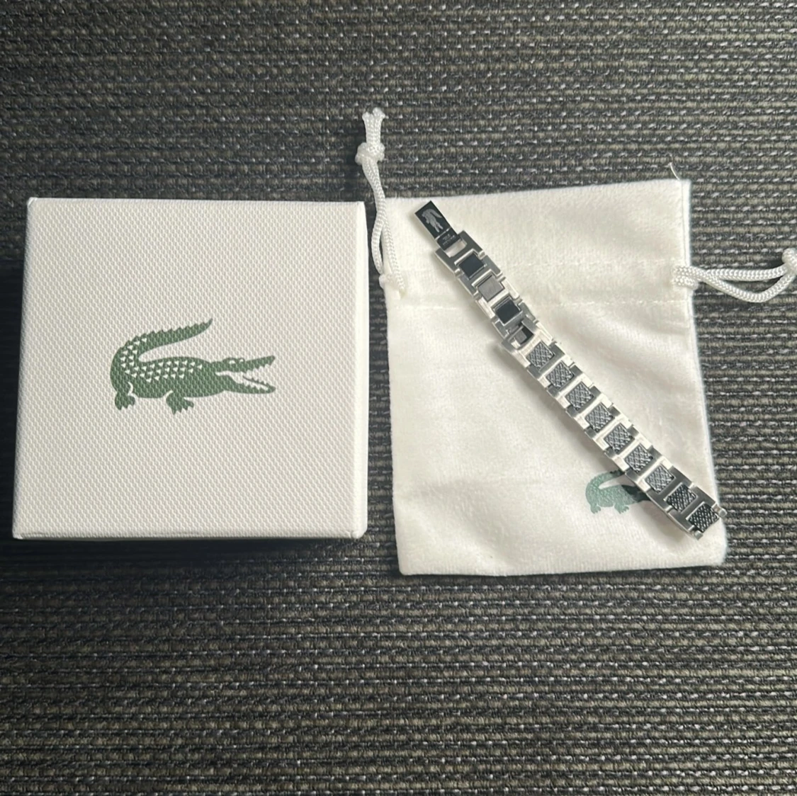 Silverfärgat armband från Lacoste