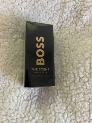 Hugo Boss The Scent EdT - Hugo Boss The Scent For Him Eau de Toilette, 50 ml med noter av ingefära, maninka och läderackord. Ny och obruten förpackning. Perfekt julklapp 🖤