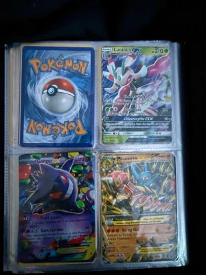 Pokéom kort och pärm - Hej nu säljer jag en massa poneom kort och pärm kunde tyvärr inte ha med alla bilder. Men om du är intresserad är de bara att skriva så kan jag skicka. De är en massa mer så du vet! Om du har några frågor är de bara att skriva!