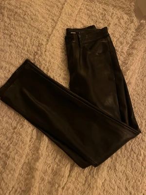 Skinnbyxor - Utsvängda vid benen, super snygga!🤩