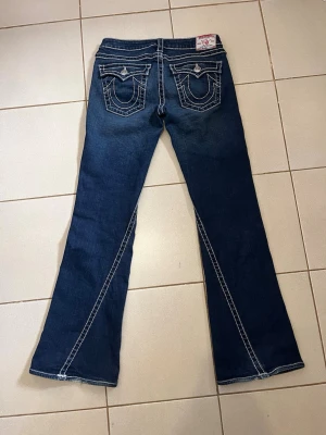 Jean true religion  - Vintage, storlek 30, utbytt knapp men annars i fint skick, priset går att diskuteras💞