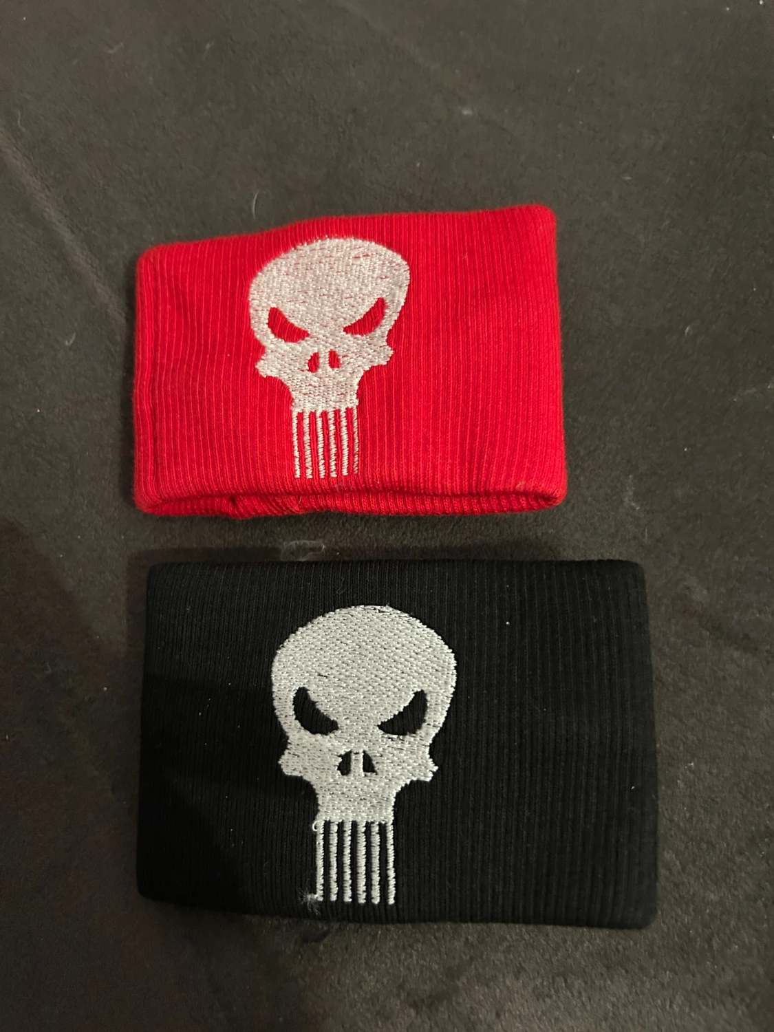 Svettband med broderade döskallar.