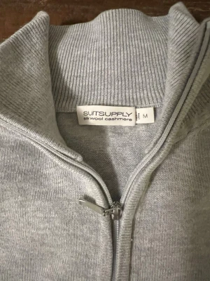 Suitsupply Overshirt Grå Strl M - Suitsupply Overshirt Grå Strl M, liten fläck på ryggen som synligt på bilden (går säkerligen bort i tvätten) - därav priset.                                                                      Nypris: 1200 Mitt pris: 295