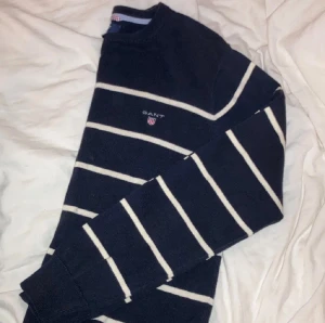 Marinblå randig stickad tröja GANT - Köpt för runt tusenlappen om jag kommer ihåg rätt. Använd men välbehållen. Klassisk långärmad tröja från Gant.