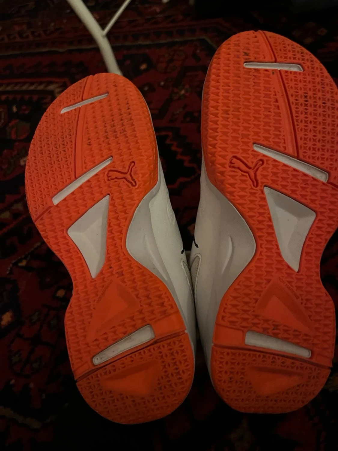 Vita och orangea gympaskor från Puma - 2