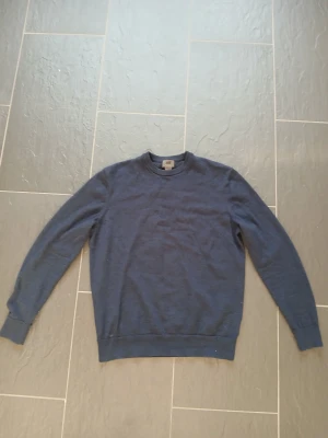 Mörkblå merinoullströja från H&M - Säljer en stilren mörkblå tröja från H&M i 100% merinoull. Storlek m men passar mer xs/s.