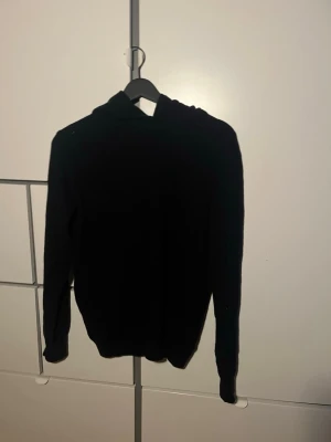  ULL-KASHMIR Hoddie Oscar Jacobsson  - En Mörk blå (Navy) Hoddie från oscar jacobson I Ull och Kashmir. Köpt för 1600 på NK och använd ungefär 10 gånger. 