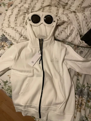 Cp Company zip hoddie - Vit Cp company zip i nytt skick.