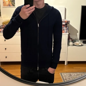 John Henric Kashmir  - Säljer en Kashmir zip från John Henric utan deflekter. Jag är 182 70kg på bilden som referens.