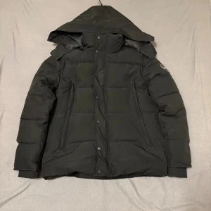 Svart pufferjacka från Canada Goose - Används i några veckor. Den är nästan helt ny. Fraktas samma dag som köpet. NFC fungerar på jackan. Storlek S. 