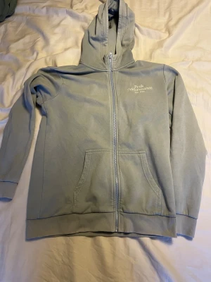 Peakperformance zip - En ljusblå peak performance zip i väldigt bra skick. Säljer då den är för liten storleken är 170
