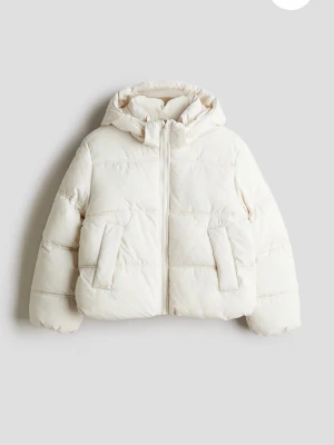 Beige vinterjacka  - Superfin vinterjacka som är supervarm passande till vintern, köpt på vinted förra året så knappt använd💕man ser färgen bättre på andra bilden