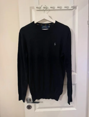 Stickad Ralph Lauren Tröja - Säljer denna Tunnstickade tröjan ifrån Polo Ralph Lauren, tröjan är i princip nyskick. Pris kan diskuteras, hör gärna av dig vid funderingar.