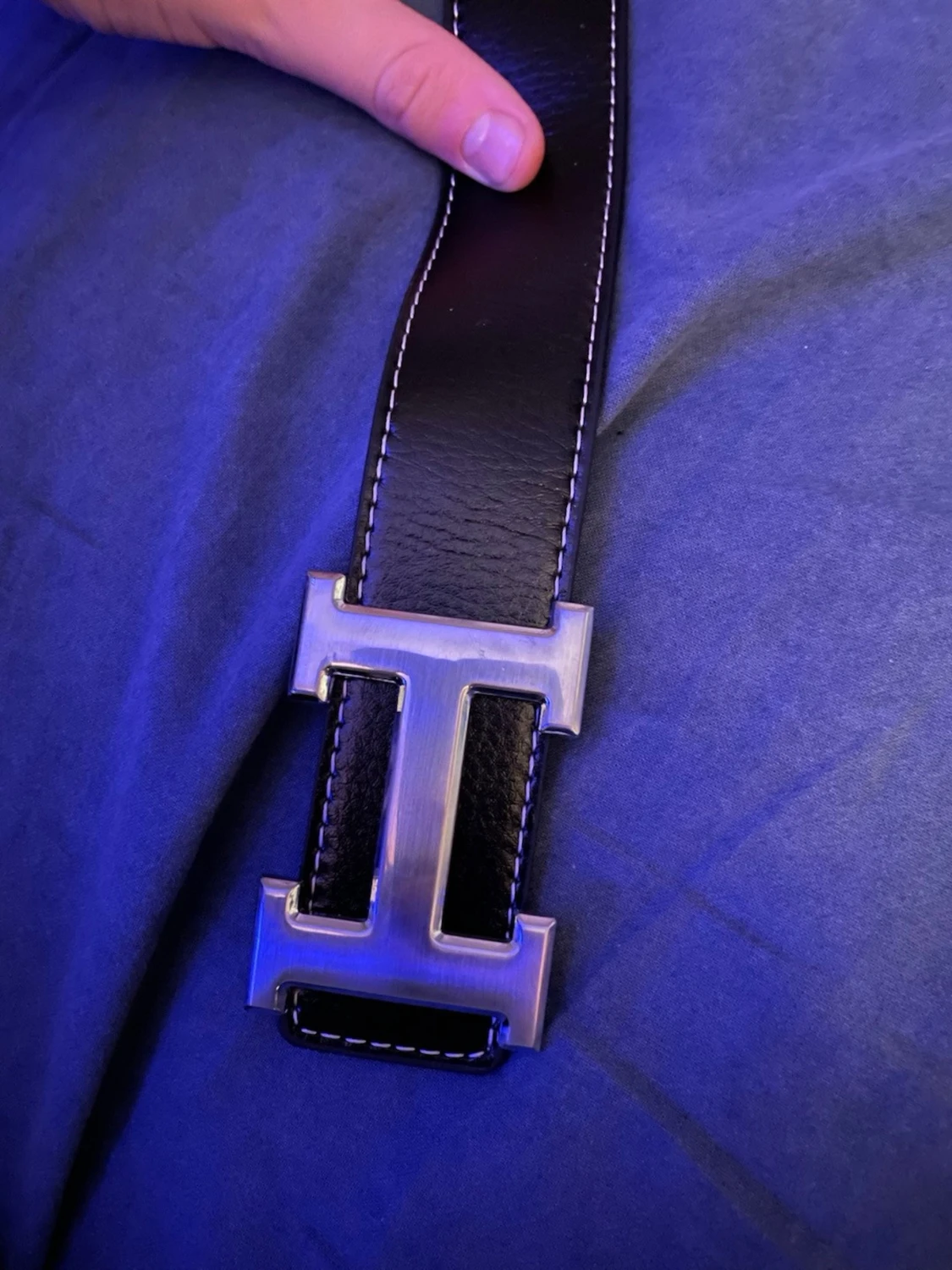 Svart skinnbälte med H-spänne - 1