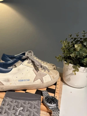 Golden Goose Superstar  - Golden Goose ikke äkta. Dem är i storlek 42 och i använt skick men fortfarande riktigt fina🤩🍾
