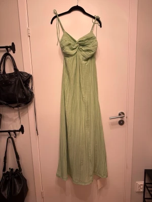 Adoore klänning - Helt i nyskick! Storlek 36 och säljs för 500 kr.  Pris kan alltid diskuteras! ❤️‍🔥☺️ 