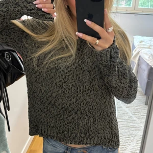 Stickad tröja - Mysig stickad tröja från Zoul Edition i grönt och svart. Storlek S❤️