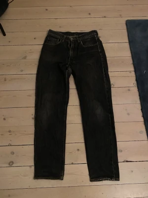 Levi's 501 svarta jeans  - Svarta Levi's 501 i bra skick storlek 28-30 nypris 1200 vårt 149.