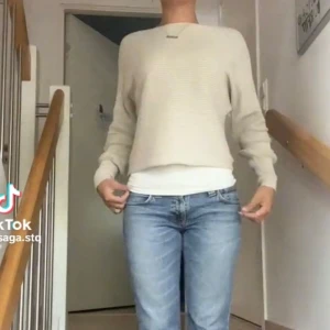 Beige ribbad tröja från ONLY - Säljer en beige tröja från ONLY. Den är ribbad med långa ärmar och har en avslappnad passform. (Inte mina bilder, och färgen ser mörkare ut på mina bilder men det är bara ljuset) Använd fåtal gånger så superbra skick. 