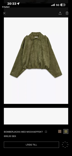 Olivgrön bomberjacka med mockaeffekt - Snygg olivgrön höst/vår jacka med mockaeffekt och oversized passform. Jackan har klassisk krage, dold dragkedja framtill och långa ärmar. Materialet ger en mjuk och lyxig känsla, perfekt för dig som gillar streetstyle och vill sticka ut med en cool look.