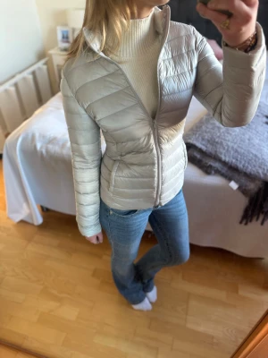 Jacka - H&M - Jättefin jacka från H&M i silver/guld färg!💕