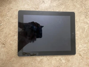 Apple iPad 4 - Apple iPad 2 med 9,7-tums skärm. Fungerar bra, skärmen är fri från större repor och baksidan har endast mindre kosmetiskt slitage. Perfekt för surf, appar och streaming. Klassisk design med silverfärgad baksida och svart front.