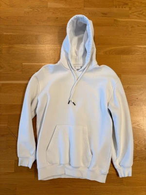 Vit hoodie från Zara - Bra skick och knappt använd. Fin hoodie i bra kvalitet.