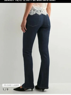 Bootcut jeans - Mörkblåa bootcut/flared jeans från Gina Tricot. Står på hemsidan low waist men tycker mer det är mid waist. Aldrig använda, prislapp sitter kvar. Köpte från Nelly. 