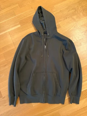 Olivgrön hoodie - Olivgrön hoodie i storlek small från HM i bra skick.