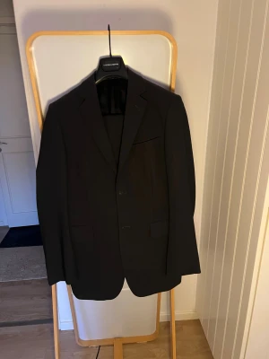 Svart kostym från Tiger of Sweden - Svart kostym från Tiger of Sweden, knappt använd. Stl. 48