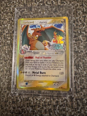 Charizard #4 - Crystal Guardians - Reverse holo  - Stamped - Ett stycke ruskigt snygg Charizard ifrån Crystal Guardians 2006. Priset är satt till 3000kr. En PSA 1 gick på Ebay för ca 2300kr och en PSA 9 för ca 29.000kr.. Vet inte vart denna skulle landa i en gradering men garanterat närmre 10 än 1… 3000 känns i underkant men endå rimligt. Skickas säkert i ett bubbelplastat PVC display skydd som även är UV beständigt.