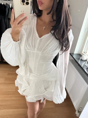 Volang klänning  - Helt ny med prislapp. Från Bellabarnett. Liten i storleken så passar XS också.  