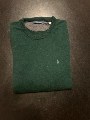 Mörkgrön långärmad kashmirer tröja från Polo Ralph Lauren -  mörkgrön långärmad tröja från Polo Ralph Lauren. 