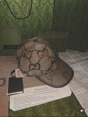 Keps  - En jättevacker keps med den beige färgen allt runtomkring den följer med 