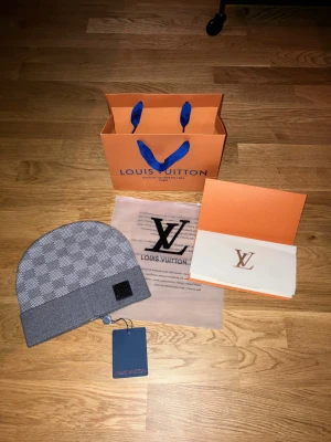 L.V grå mössa - En snygg grå L.V mössa med rutigt damier mönster.  Perfekt att ha nu när det är lite kallare med stil. Helt ny, fick av min brorsa. Endast mössan. Pris går att diskuteras vid snabb affär🤩