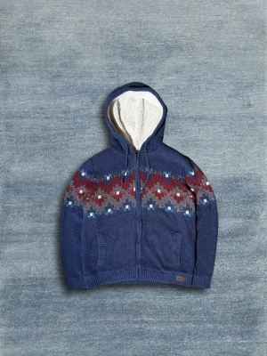 Hollister Hoodie - Snygg zip hoodie  ifrån Hollister. Tröjan har väldigt skön fodring i luvan och inuti tröjan. Mycket bra skick. Hör av dig vid frågor eller fler bilder!