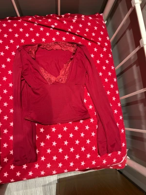 Design by Si Tröja - Säljet min Design by si tröja då den inte kommit till användning för den är för liten. Väldigt skönt material och fin i sig. 