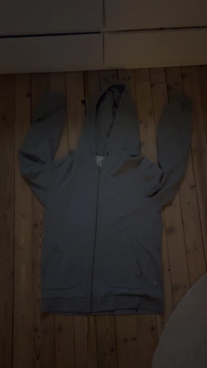 Grå zip hoodie från Resteröds - En stilig sällsynt grå zip hoodie från Resteröds. Funkar för både enkel klädsel men funkar även för mer uppklädda tillfällen. Den är skön och funkar på både sommar och vinter. Tveka inte att höra av dig vid intresse eller möjliga frågor!