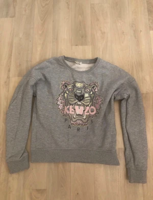 Grå Kenzo sweatshirt i strlk 14A - Säljer en grå sweatshirt från Kenzo i Strlk 14A Orginal