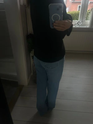 Levi's 501 ljusblå jeans straight fit - Säljer ett par klassiska Levi's 501 jeans i ljusblå tvätt. Modellen har rak passform, normal midja och fem fickor. Jeansen är tillverkade i robust denim och har den ikoniska läderpatchen bak. Perfekt för en chill och tidlös look.🩷