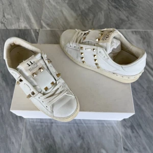 Valentino Rockstud skor  - Valentino Rockstud - Skick: Fint skick, tappat lite vit färg - Storlek 35, passar 35,5 - Tillbehör: Valentino kort - Nypris: 6000kr - TrendWardrobe
