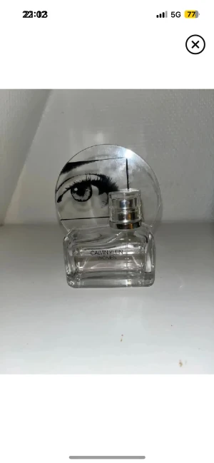 Calvin Klein Women 50ml parfym - Stilren parfym från Calvin Klein med unik design och coolt öga på locket. Flaskan rymmer 50 ml. Perfekt för dig som vill sticka ut med en modern och trendig accessoar.