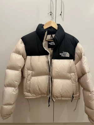 Helt nya Beige och svart pufferjacka North Face (bara provat engång) - Säljer en helt nya beige och svart pufferjacka från The North Face i storlek L men det passar också M, original pris ca 3800kr pris kan diskutera.❤️❤️