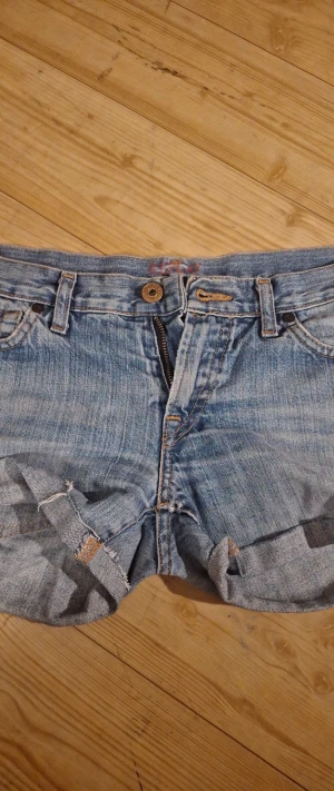 Replay ljusblå jeansshorts - Snygga ljusblå jeansshorts från Replay, stor ej storlek men passar mig som bär S och midjemåttet är cirka 34 cm