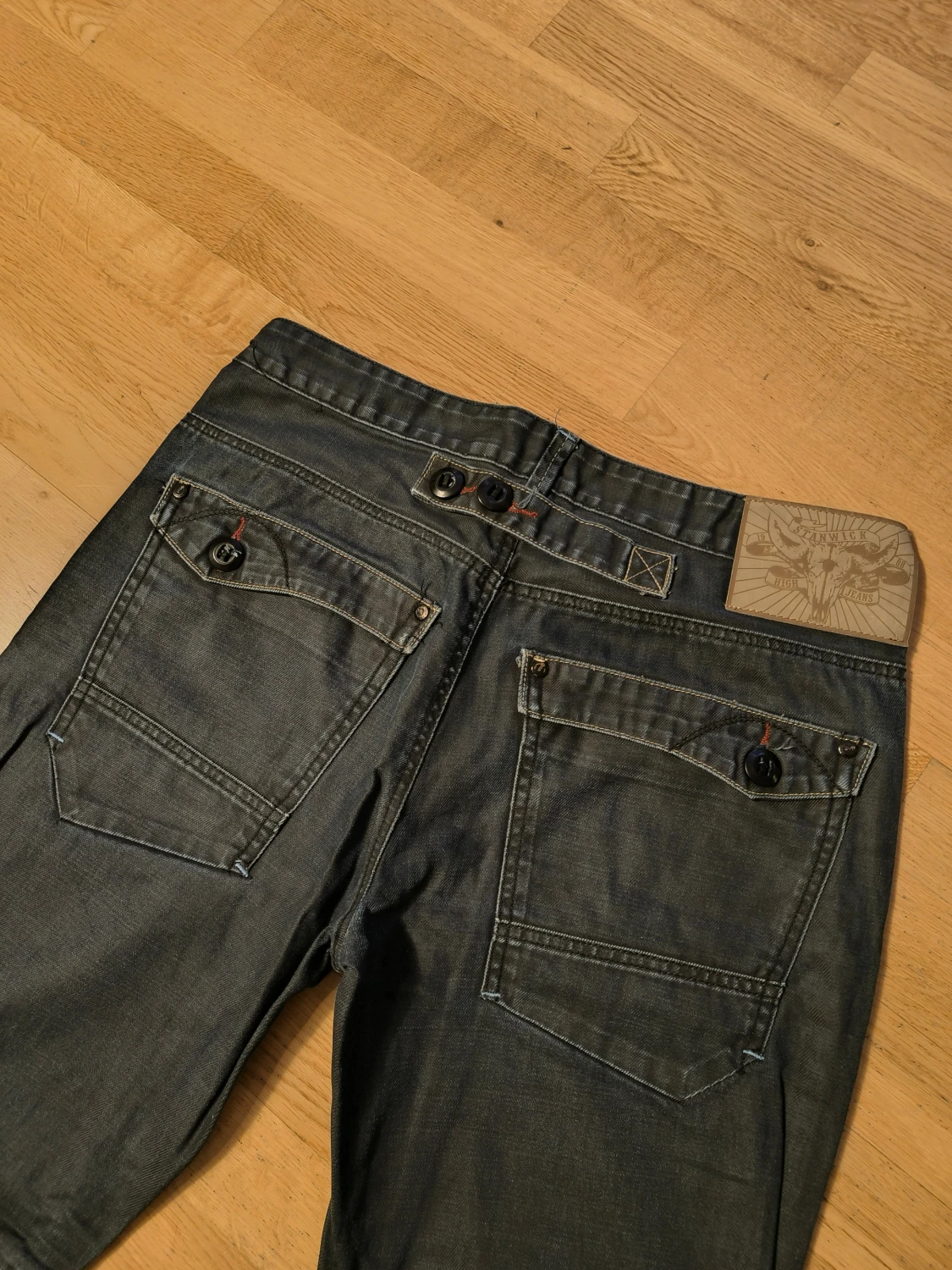 Mörkblå jeans med knappar bak - 2