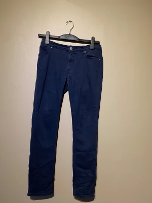 Gant byxor  - Jeans från GANT i storlek 158/164, material är bomull, elastan och modal. Finns att hämta i centrala Göteborg men kan skickas med valfri app. Kan behöva tvättas pga legat i flyttkartonger. 