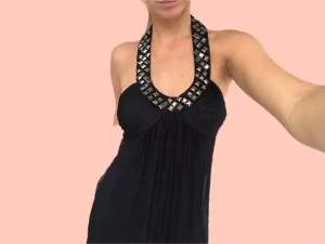 Nyårsklänning i 100% siden med pärlor/nitar/pärlor - Den snyggaste svarta festklänningen/cocktailklänningen någonsin!!!! Superlyxig och elegant från Nicowa!! Svart med silvriga detaljer/nitar/pärlor/paljetter!! Storlek S!! Superskick🖤🖤🖤🖤🖤🖤🖤