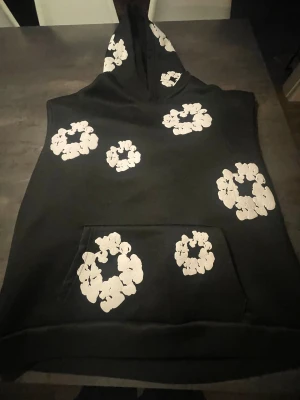 Denim tears - Här har vi en Denim tears hoodie utan några effekter. Väldigt stil ren och passar folk med en mer hood look. Kontakta mig om några frågor 