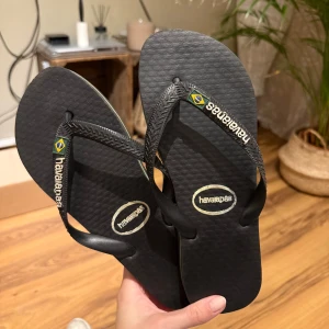 Flipflop - Svarta flipflops som är använda ett fåtal gånger. Köpta utomlands, står 10 under men det är storlek 40